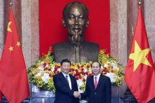 Poignée de main entre les présidents chinois Xi Jinping (G) et vietnamien Tran Dai Quang (D) à Hanoï