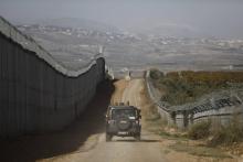 Un véhicule de l'armée israélienne roule le long de la frontière nord avec le Liban, près de la vill