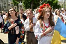 Des Ukrainiens chantent l'hymne national à l'occasion de la "marche des vychyvankas", chemises brodé