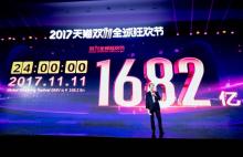 Le patron du géant de la vente en ligne chinois Alibaba, Daniel Zhang, devant un écran montrant la s