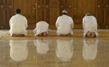 Des fidèles prient dans la mosquée Sayyida Mazoon de Mascate, le 31 octobre 2017