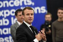 Emmanuel Macron prononçant un discours dans un espace culturel de Roubaix, dans le Nord, le 13 novem
