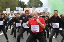 Des salariés de Galderma font un haka contre Nestlé à Sophia Antipolis dans les Alpes-Maritimes, le 