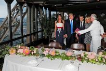 Donald Trump, Emmanuel Macron et leurs épouses accueillis au prestigieux restaurant Jules Verne du p