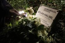 Une personne dépose une rose blanche sur une nouvelle plaque posée à Bagneux, dans les Hauts-de-Sein