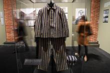 Un uniforme de prisonnier dans l'exposition "Auschwitz, il n'y a pas si longtemps, pas si loin", qui
