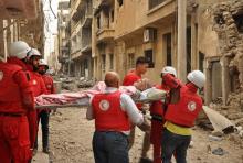 Des membres du Croissant rouge syrien transportent le 6 novembre 2017 sur une civière Abou Mahmoud, 