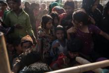 Des réfugiés rohingyas font la queue pour de la nourriture au camp de Kutupalong à Cox's Bazar au Ba