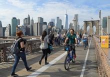 A vélo sur le pont de Brooklyn à New York, le 3 novembre 2017