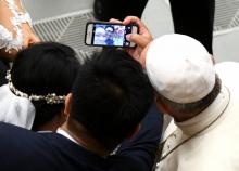 Le pape François pose pour un selfie le 23 août 2017 à Rome