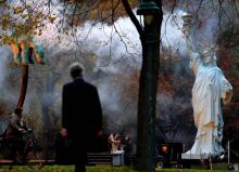 Une réplique de la statue de la Liberté, émettant de la fumée, et une sculpture d'ours empalé, créés