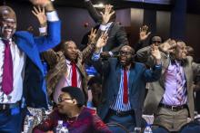 Des députés zimbabwéens réagissent après la démission du président Robert Mugabe à Harare, le 21 nov