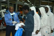 Des migrants camerounais arrivent à l'aéroport de Yaoundé, le 22 novembre 2017, après avoir passé pl