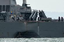 Le destroyer lance-missiles USS John S. McCain au large de Singapour, le 21 août 2017
