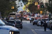 Des policiers examinent la camionette de l'attentat qui a fait 8 morts à New York mardi