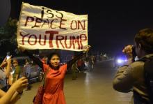 Mai Khoi, une musicienne dissidente baptisée la "Lady Gaga" du Vietnam, brandit une pancarte sur laq