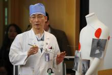 Le docteur sud-coréen Lee Cook-Jong explique le 15 novembre 2017 les blessures du soldat nord-coréen