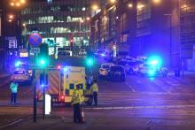 Des policiers et des équipes de secours sur les lieux d'attentat, le 23 mai 2017 à Manchester