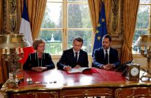 Le président E. Macron (C) signe les ordonnances réformant le code du travail aux côtés de la minist