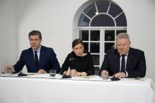 La nouvelle Première ministre islandaise Katrin Jakobsdottir, entourée du nouveau ministre des Finan