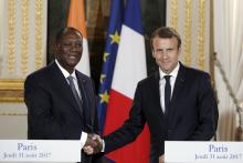 Emmanuel Macron, au côté de son homologue ivoirien Alassane Ouattara, lors d'une réception officiell