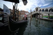 Une gondole passe près du Pont du Rialto, le 5 septembre 2016 à Venise