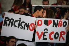Des supporters affichent un message contre le racisme lors d'un match de football à Rio, le 6 septem