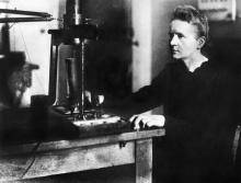 Photo datant de 1925 du professeur Marie Curie en train de travailler dans le laboratoire de l'unive