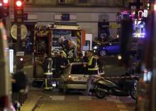 Des secouristes sur les lieux de la série d'attaques dans le 10è arrondissement de Paris le 13 novem