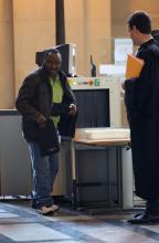 Le Franco-Rwandais Claude Muhayimana ariive au tribunal de Paris, le 13 novembre 2013.