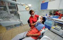 Un dentiste soigne un patient, le 6 septembre 2013 à Bailleul