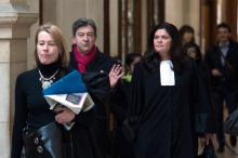 Raquel Garrido (d), en robe d'avocate, représentant Jean-Luc Mélenchon (c) au tribunal de Paris le 6