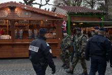 Policiers et soldats patrouillent sur le marché de Noël de Strasbourg le 27 novembre 2015