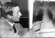 Christiaan Barnard le chirurgien sud-africain qui a pratiqué la première greffe du cœur montre une r