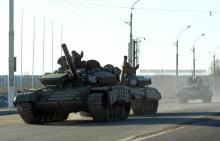 Des séparatistes prorusses dans des chars à Lougansk, capitale d'une des républiques séparatistes de