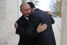 Le président russe Vladimir Poutine (g) étreint son homologue syrien Bachar el-Assad, lors d'une ren