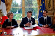 Emmanuel Macron, aux côtés de Muriel Penicaud et Christophe Castaner signe les ordonnances réformant