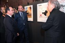L'ancien président François Hollande et le premier ministre belge écoutent le dessinateur Plantu lor