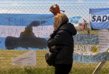 Des posters pour encourager l'équipage du sous-marin argentin disparu ont été apposés devant le quar