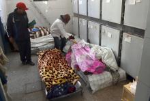 Les corps de femmes tuées dans une bousculade dans un village marocain, à l'hôpital d'Essaouira le 2