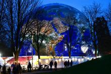 Une réplique de la planète Terre, exposée lors de la COP23 à Bonn, en Allemagne, le 16 novembre 2017
