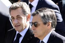 L'ancien président de la République Nicolas Sarkozy (G), au côté de son ancien Premier ministre Fran