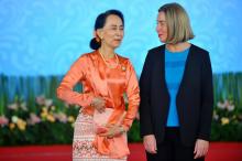 La chef de la diplomatie de l'UE Federica Mogherini (d) et la dirigeante birmane Aung San Suu Kyi, l