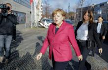 Angela Merkel arrive à des pourparlers sur la formation d'un gouvernement de coalition le 17 novembr