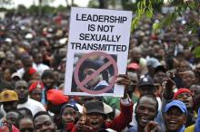 Des Zimbabwéens manifestent le 18 novembre 2017 à Harare pour exiger le départ du président Robert M