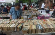Un homme regarde parmi des vieux livres, à Hanoï le 26 octobre 2017