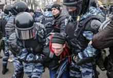 La police russe anti-émeute procède à une interpellation le 4 novembre 2017 lors d'une manifestation