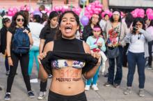 Une Péruvienne montre son ventre sur lequel est inscrit "3125 femmes violées", lors d'une manifestat