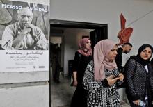 Des Irakiennes à l'exposition "Picasso à Bagdad", le 27 novembre 2017, dans la capitale irakienne