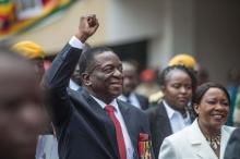Emmerson Mnangagwa (g) prête serment lors de son investiture comme président du Zimbabwe, le 24 nove